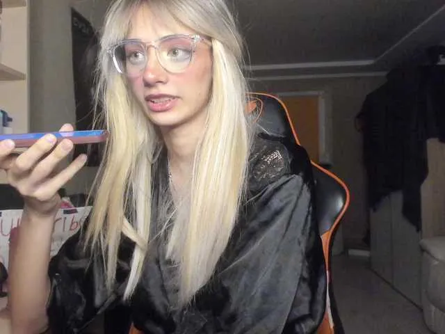 CamDragonic24 from BongaCams