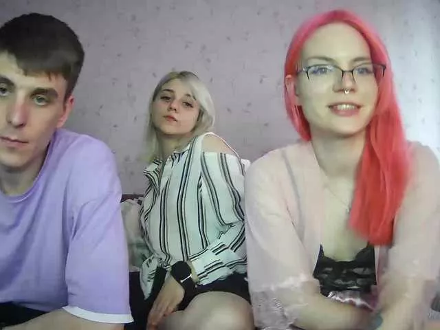 DivineTrio from BongaCams