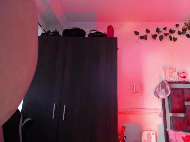 emma-hoot1 from BongaCams