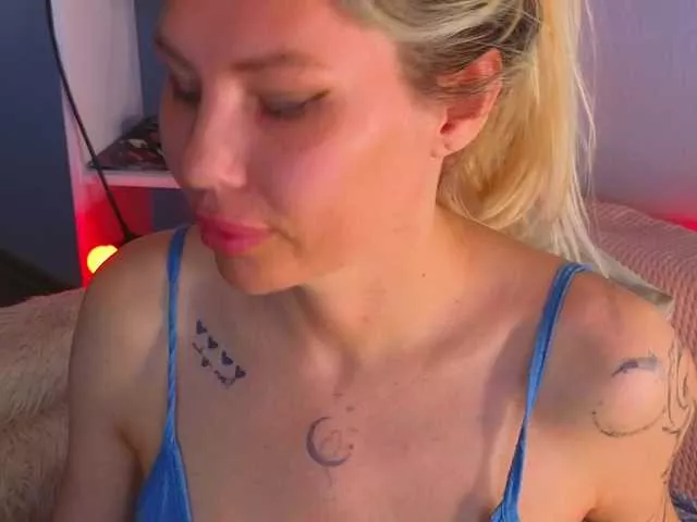 FrankieFoxie from BongaCams