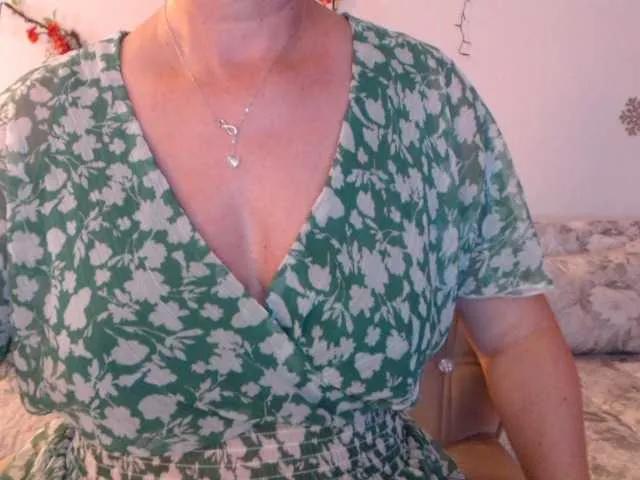 goodSnowQueen from BongaCams