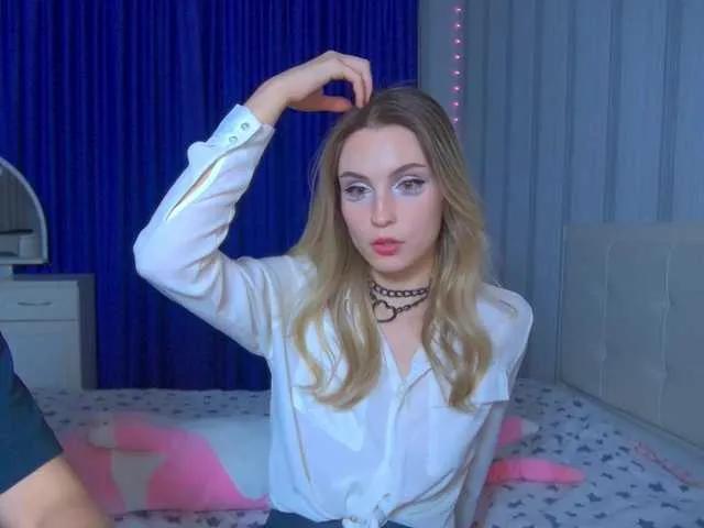hollyJoys from BongaCams