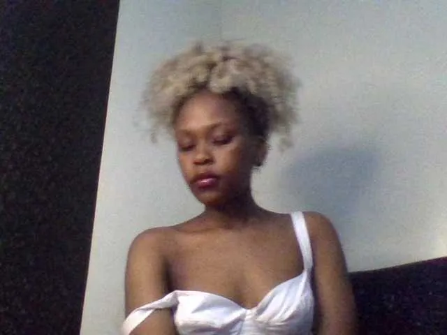 LolaMyst from BongaCams