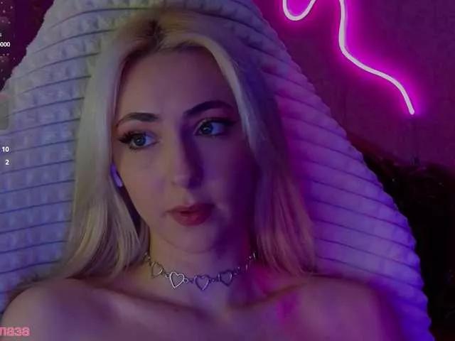 LollyGirlMoon from BongaCams