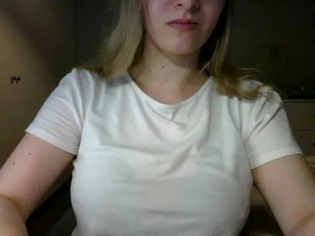 RosieJune from BongaCams