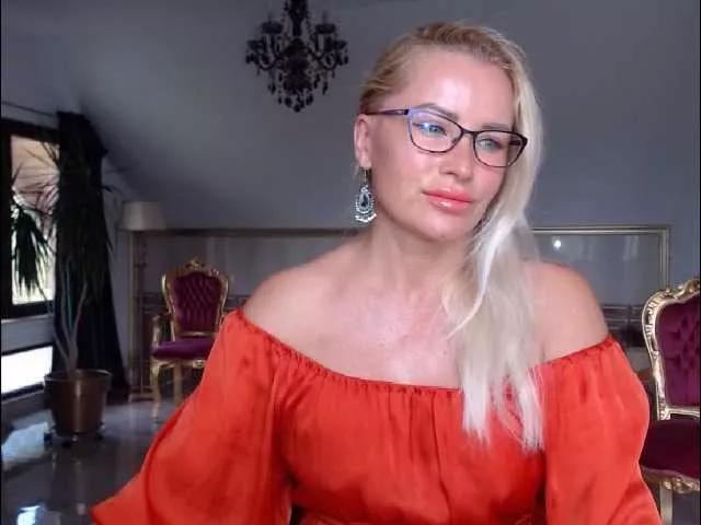 Rossalinda from BongaCams