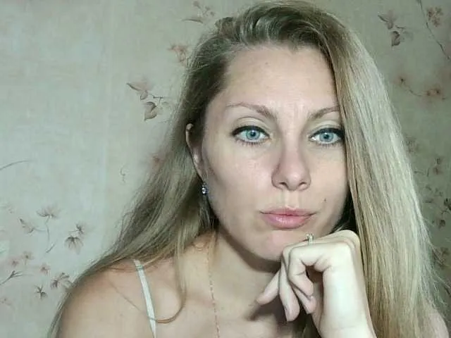 RoxyFox18x44 from BongaCams is Freechat