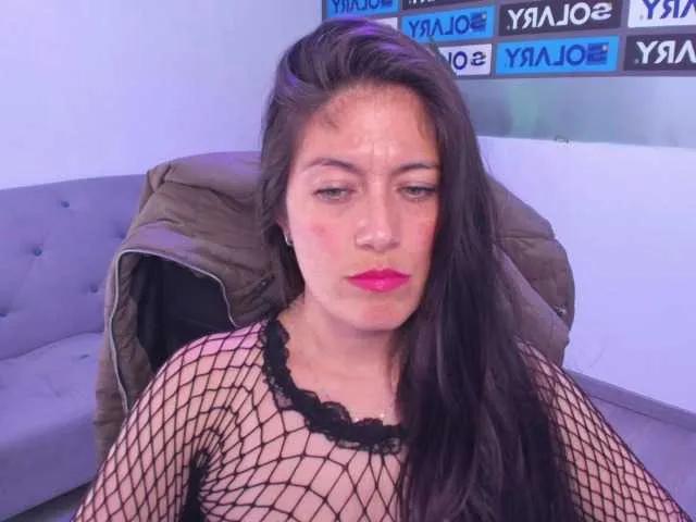 sara-squirtt from BongaCams