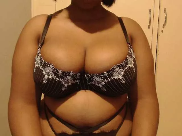 SweetApple from BongaCams