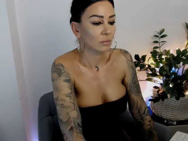 Xenthis from BongaCams