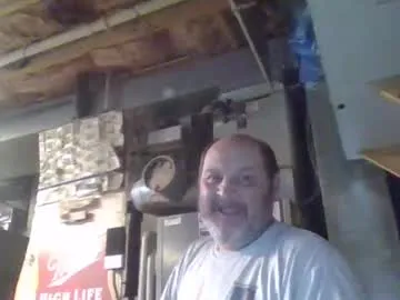 Handiemanhere from Chaturbate