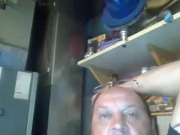 Handiemanhere from Chaturbate