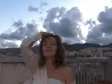 Witch_in_silk from Chaturbate