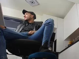 Andrew_bannerr from Flirt4Free