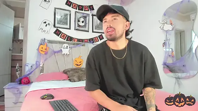 _JustXFriends_ from StripChat is Freechat