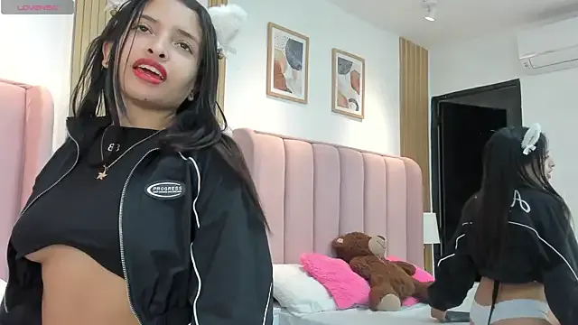 Aithana_Petite from StripChat is Freechat