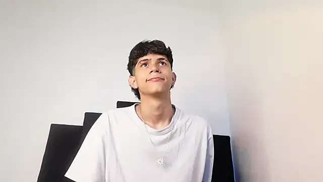 alexmark_ from StripChat is Freechat