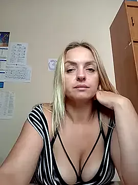 Ami_Foxy from StripChat