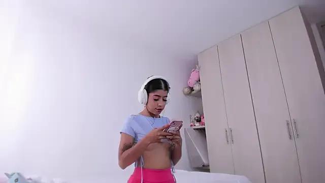Analia_collins from StripChat