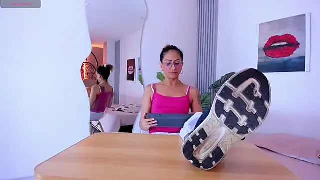 Girls: try live performances with matured performers, from dancing to quirks, in a variety of beautiful sex cams.