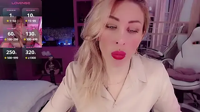 AnnieGOld_ from StripChat is Freechat