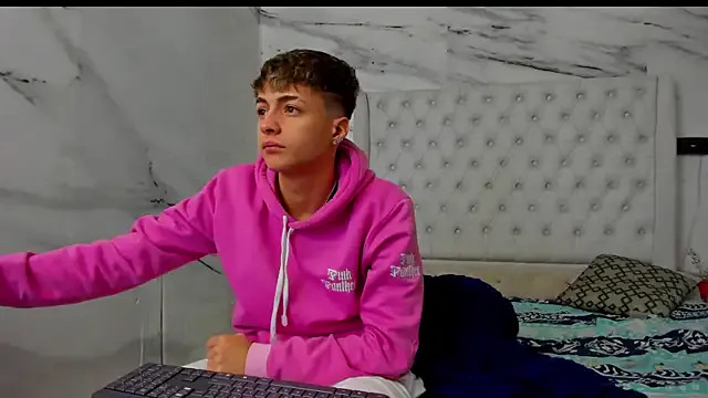 Ari_and_Storm from StripChat is Freechat