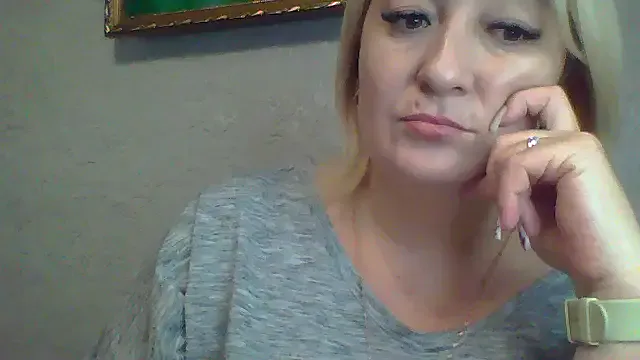 ArielXLoveresss from StripChat is Freechat