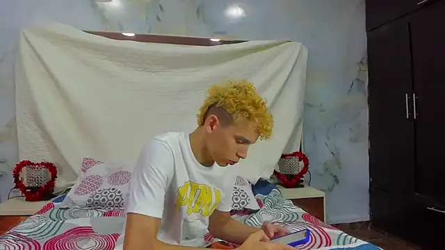 Averange_boys_X from StripChat is Freechat