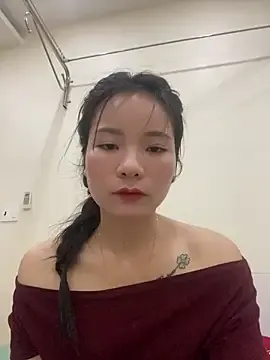 Bee_Yellow00 from StripChat is Freechat