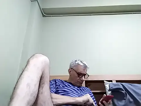 BIGUNCUTHARDCOCK from StripChat is Freechat