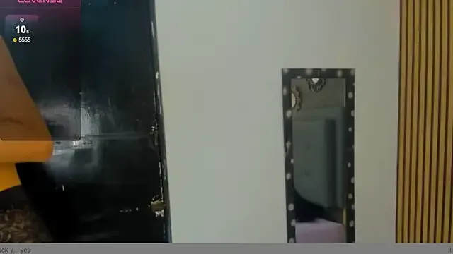 blueeskhy from StripChat is Freechat