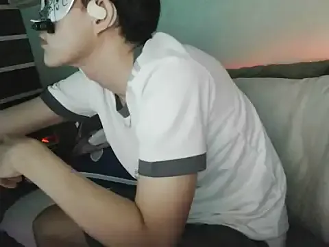 Boyhigh1997 from StripChat