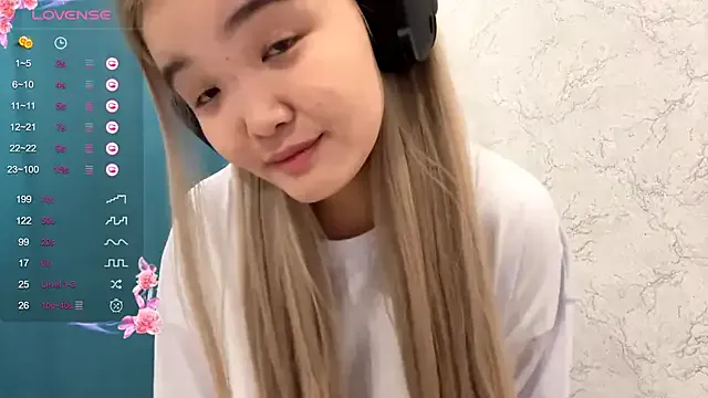 CarolannSide from StripChat is Freechat