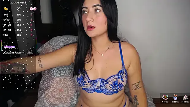 carolinefoox from StripChat is Freechat