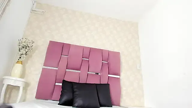 Chantal_bony from StripChat is Freechat