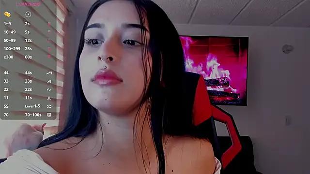 Charlotte_greys from StripChat is Freechat