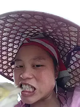 clara-cute from StripChat is Freechat