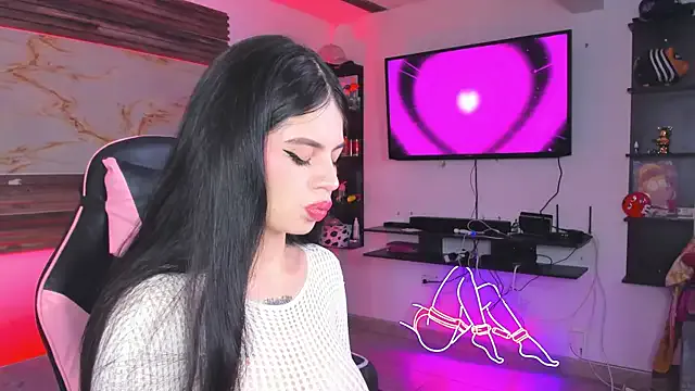 Cloe_roouse from StripChat is Freechat