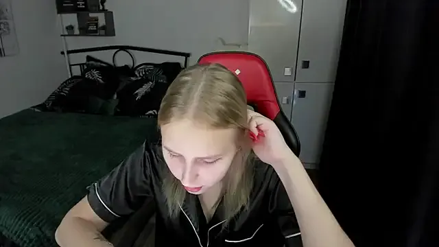 CrazyBitchInLace from StripChat