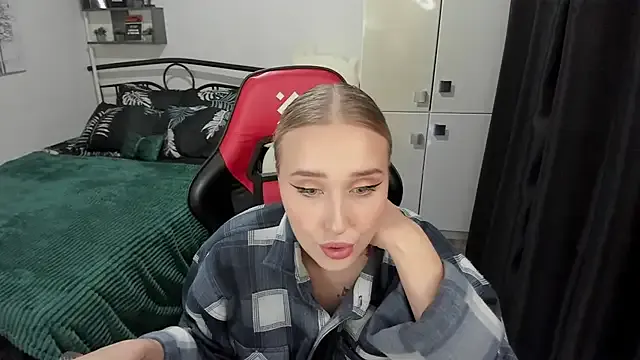 CrazyBitchInLace from StripChat