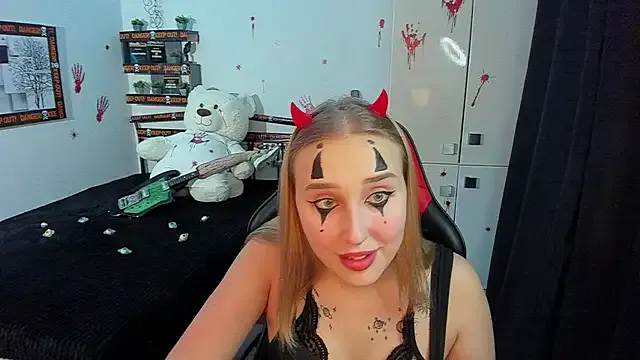CrazyBitchInLace from StripChat