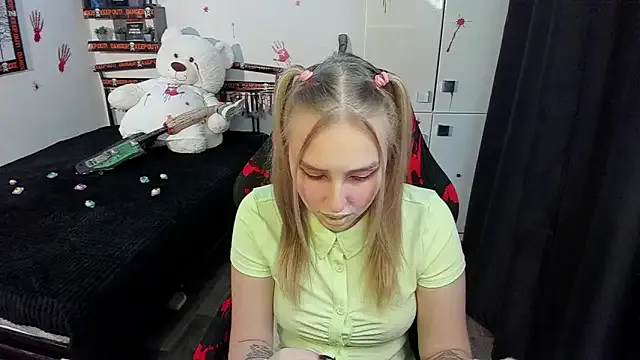 CrazyBitchInLace from StripChat