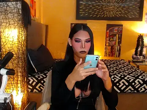 ElegantKellyUncutTS from StripChat is Freechat