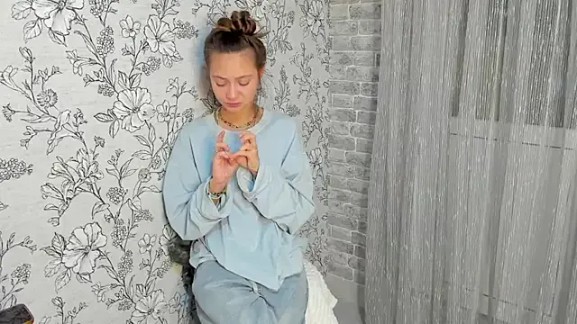 EllaSky_xoxo from StripChat