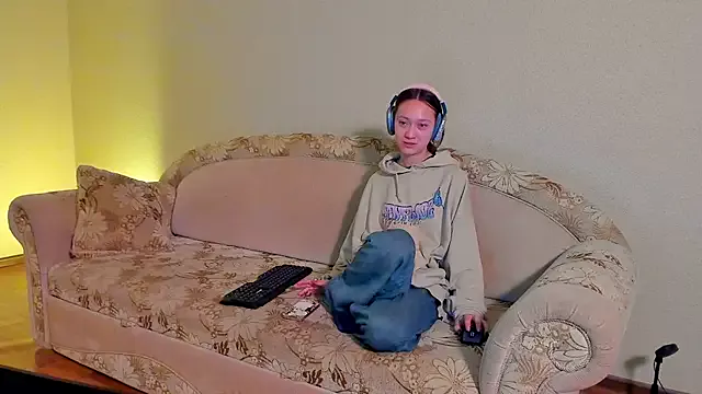 EllaSky_xoxo from StripChat