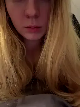 ellieen from StripChat is Freechat