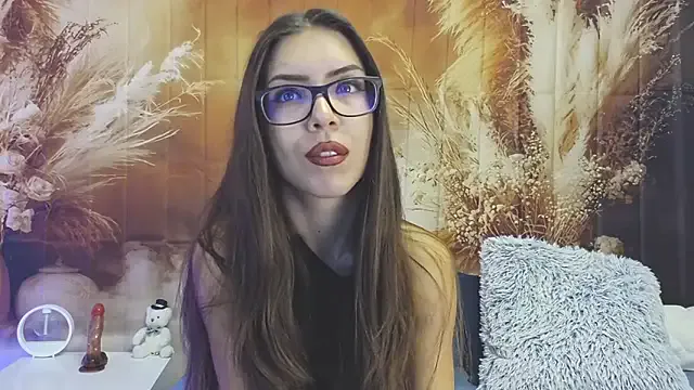 EmaLowe from StripChat