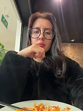 EmaSaenz from StripChat is Freechat