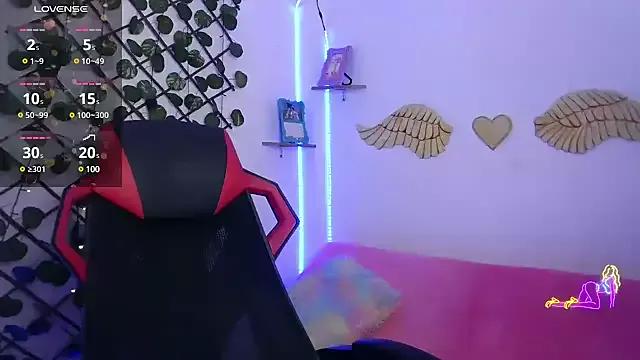 EmberEyes_999 from StripChat
