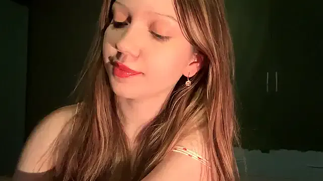 EmiIyKitty from StripChat is Freechat